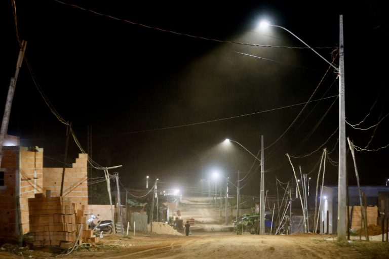 Rondonópolis entrega energia e água no Altamirando 2, loteamento que diz ter sido aberto sem infraestrutura