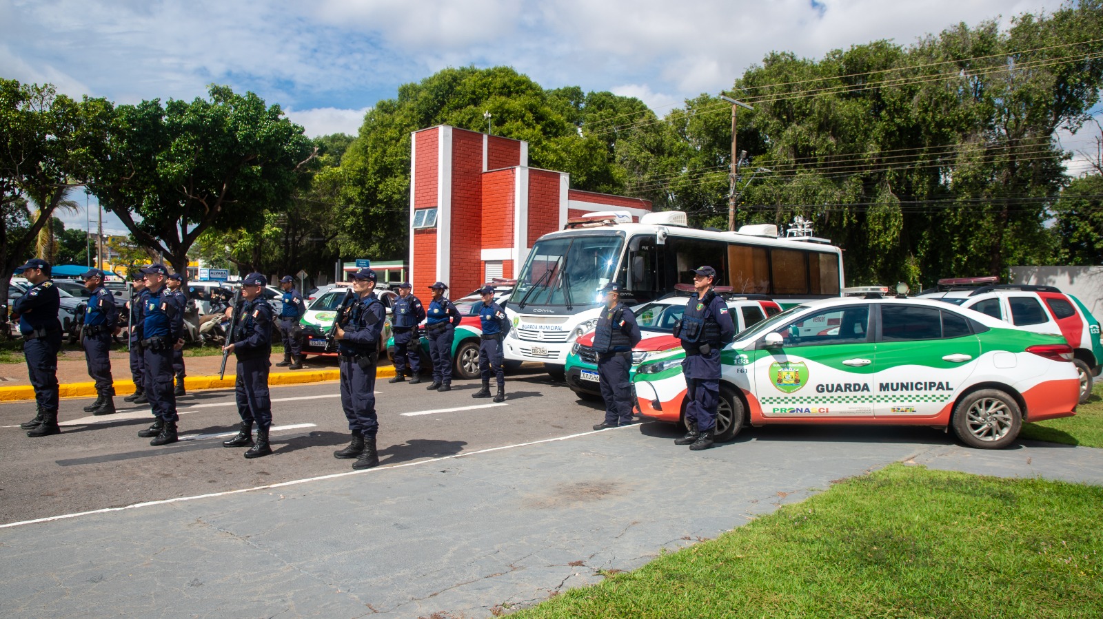 Várzea Grande contrata instrutor de armamento e tiro por R$ 287,2 mil sem licitação para a Guarda Municipal