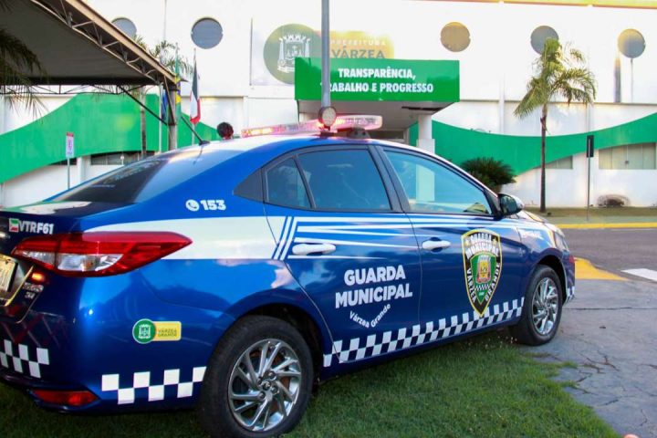 Várzea Grande compra fardamento da Guarda por dispensa emergencial, e a justificativa publicada diz apenas conforme o termo de referência