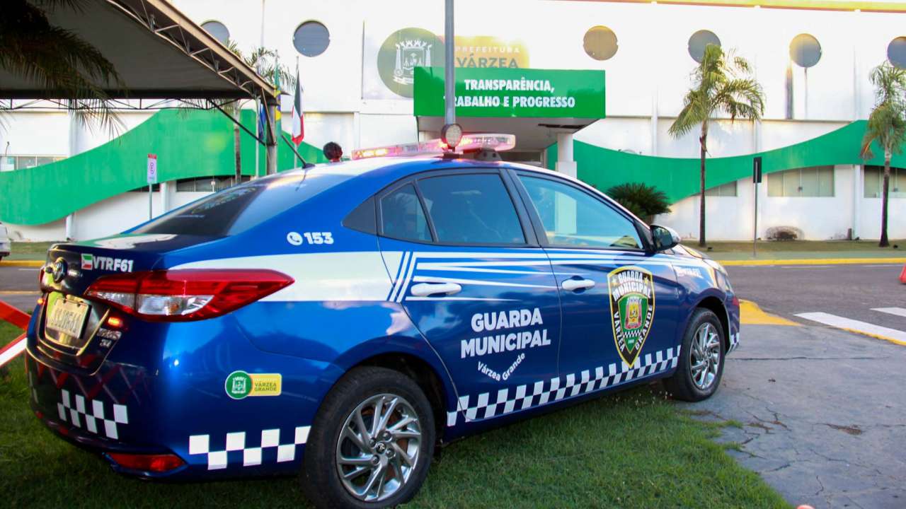 Várzea Grande compra fardamento da Guarda por dispensa emergencial, e a justificativa publicada diz apenas conforme o termo de referência