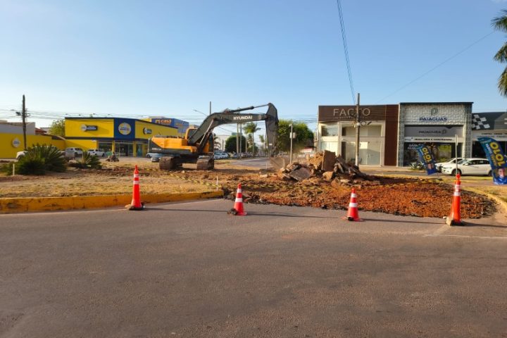 Sinop troca rotatória por semáforo no cruzamento das avenidas Tarumãs e Acácias, o décimo conjunto em poucos meses