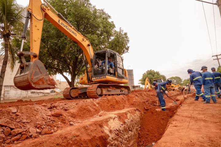 Obras do primeiro viaduto urbano de Rondonópolis avançam com remanejamento de tubulação pelo Sanear