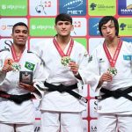 Pedro Felipe Luis dos Santos Dantas (à esquerda, com a medalha de prata) no pódio da categoria até 60 kg do Deaf Judo Masters Top 18 Lausanne 2026, na Vaudoise Arena, ao lado do campeão Cosghun Aliyev, do Azerbaijão, e do terceiro colocado Altynbek Kakitayev, do Cazaquistão.