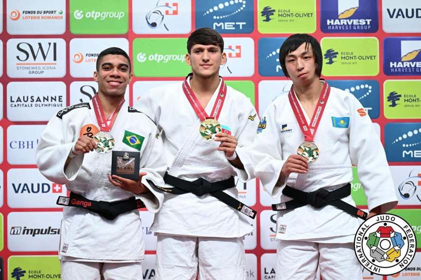 Pedro Felipe Luis dos Santos Dantas (à esquerda, com a medalha de prata) no pódio da categoria até 60 kg do Deaf Judo Masters Top 18 Lausanne 2026, na Vaudoise Arena, ao lado do campeão Cosghun Aliyev, do Azerbaijão, e do terceiro colocado Altynbek Kakitayev, do Cazaquistão.
