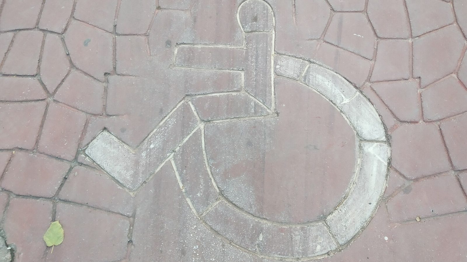 Símbolo de acessibilidade pintado no piso