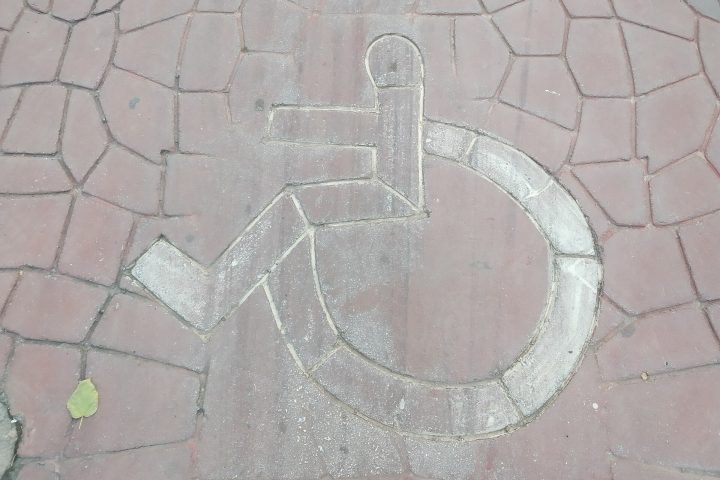 Símbolo de acessibilidade pintado no piso