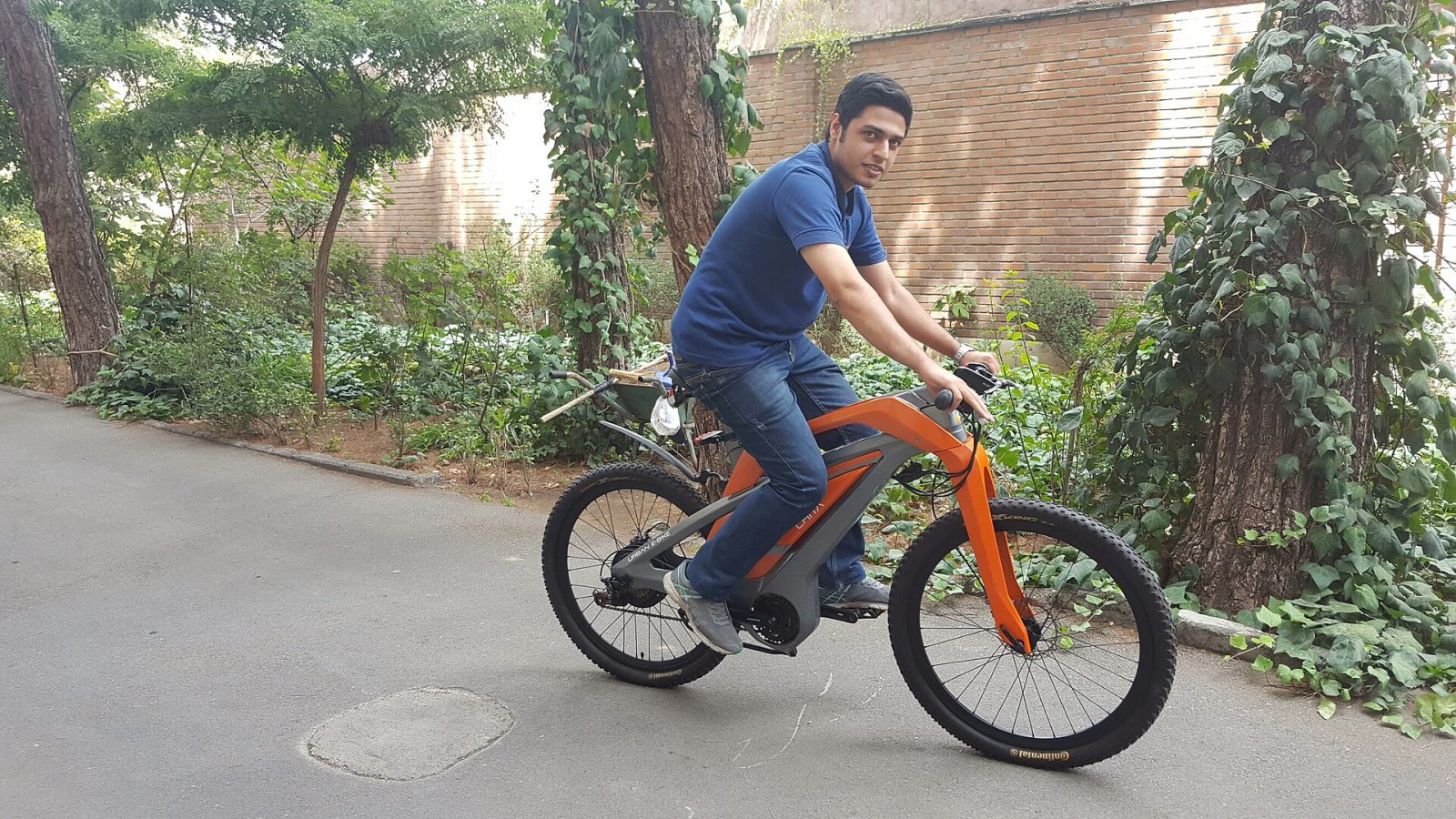 Homem conduz bicicleta elétrica