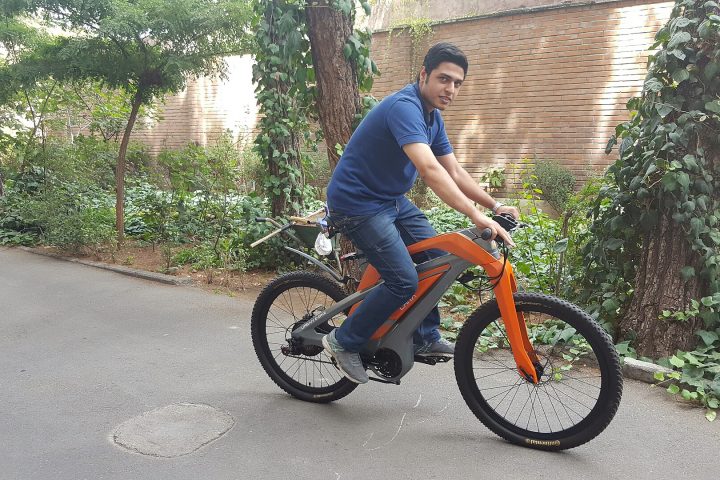 Homem conduz bicicleta elétrica