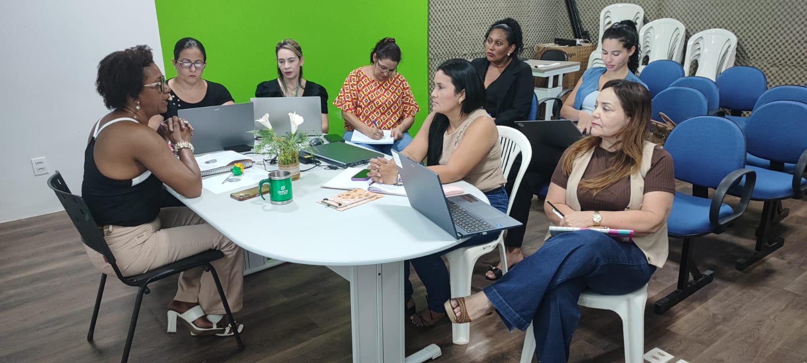 Cáceres inicia estudos para ampliar educação em tempo integral.