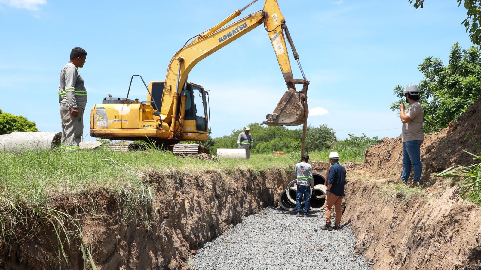 Várzea Grande abre valas para reforçar drenagem no Jardim União com manilhas duplas de 60 cm.