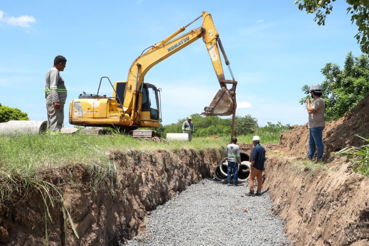 Várzea Grande abre valas para reforçar drenagem no Jardim União com manilhas duplas de 60 cm.
