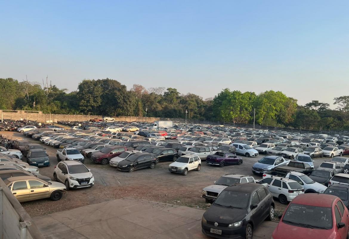 Cuiabá anuncia leilão on-line de 1.065 veículos em novembro; visitação começa no dia 28.