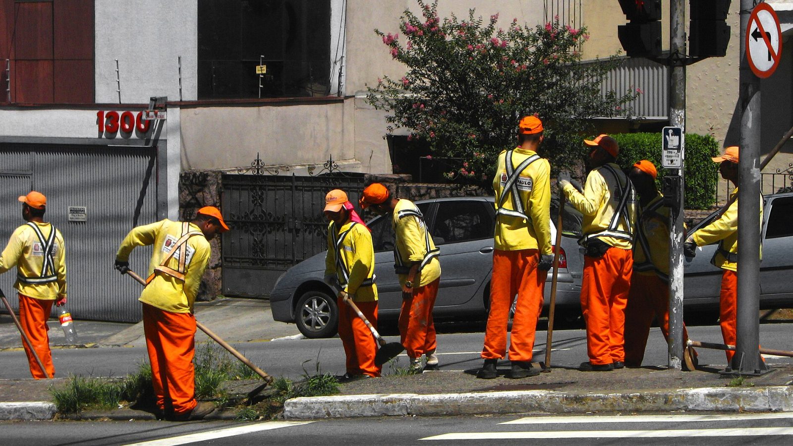 Imagem ilustrativa: Street-sweepers (16162501346)