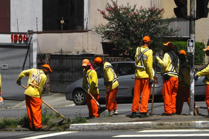 Imagem ilustrativa: Street-sweepers (16162501346)