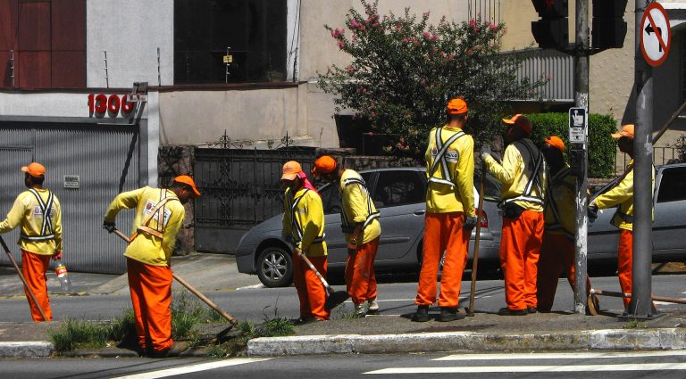 Imagem ilustrativa: Street-sweepers (16162501346)