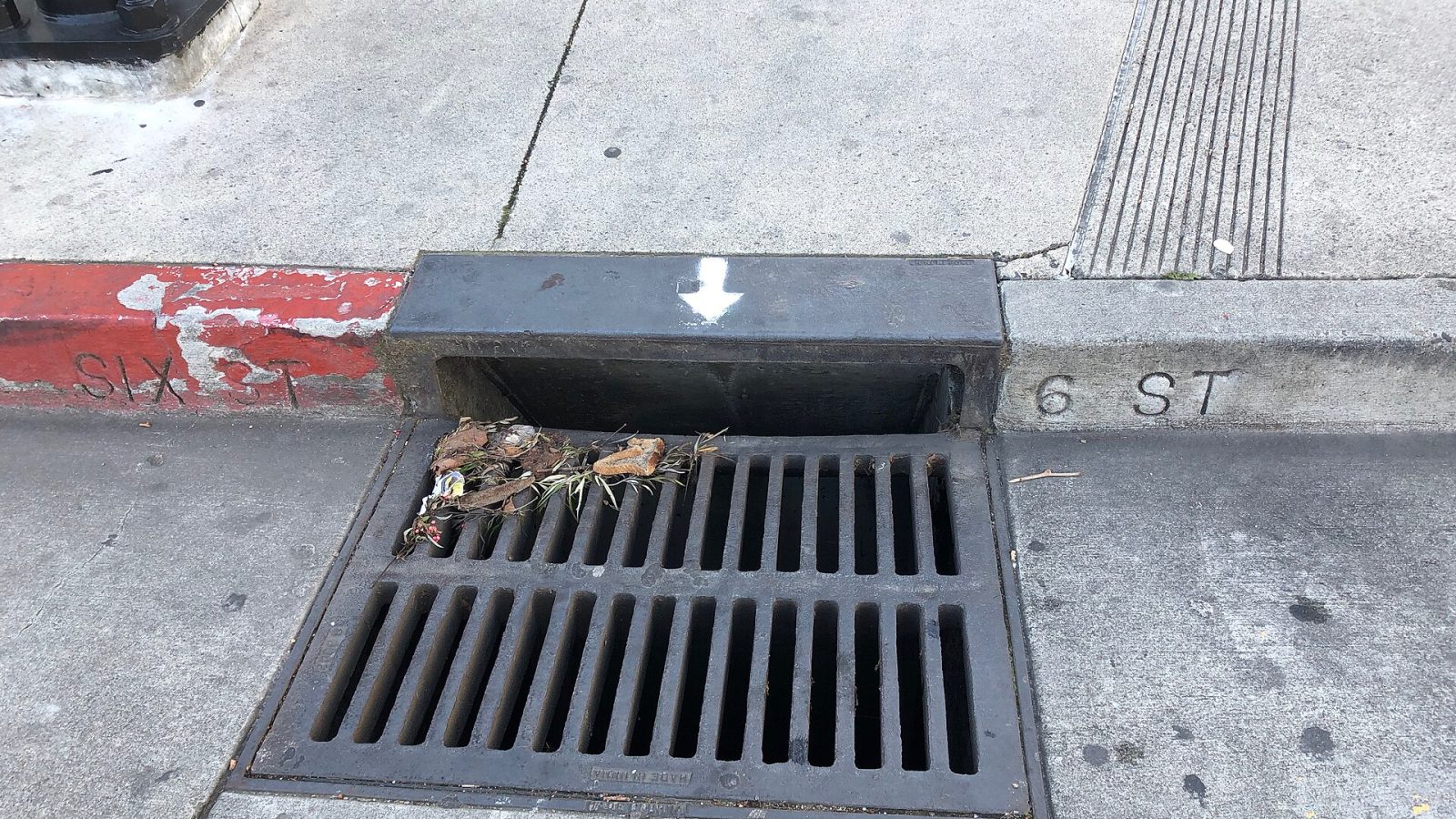 Imagem ilustrativa: Storm drain, South Six Street at East Santa Clara Street, San Jose, California
