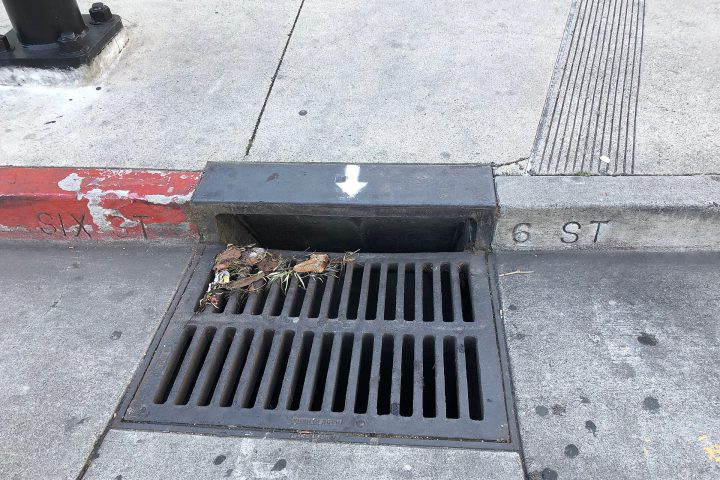 Imagem ilustrativa: Storm drain, South Six Street at East Santa Clara Street, San Jose, California