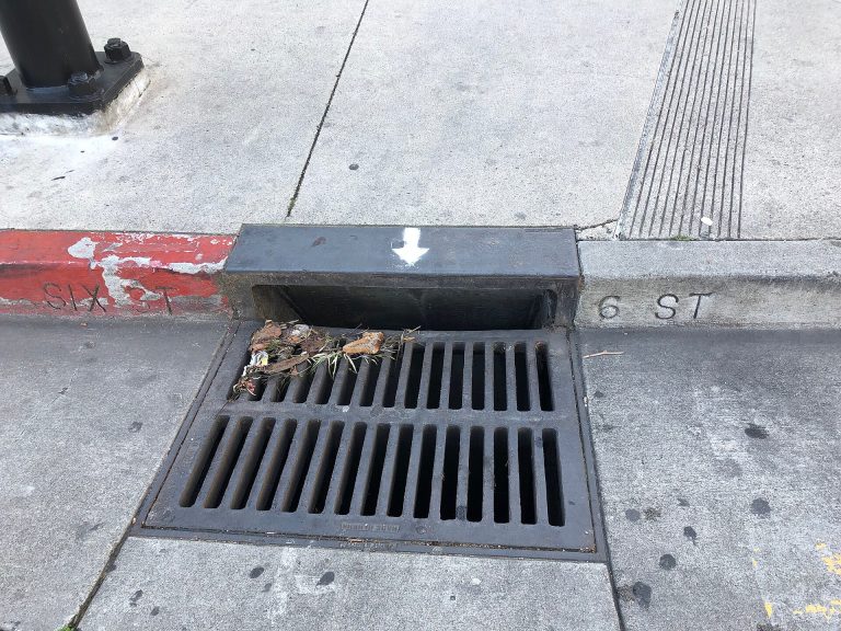 Imagem ilustrativa: Storm drain, South Six Street at East Santa Clara Street, San Jose, California