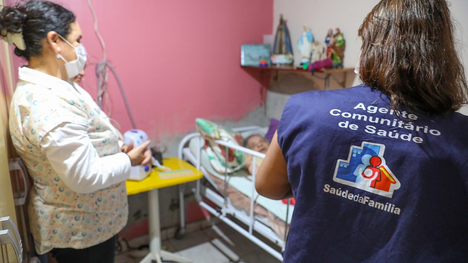 Agente comunitária de saúde em visita domiciliar no Brasil