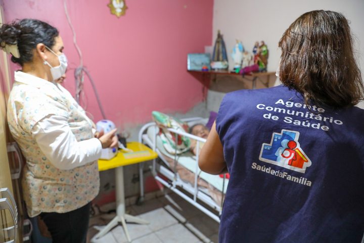 Agente comunitária de saúde em visita domiciliar no Brasil