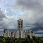 Céu nublado sobre prédios de Cuiabá