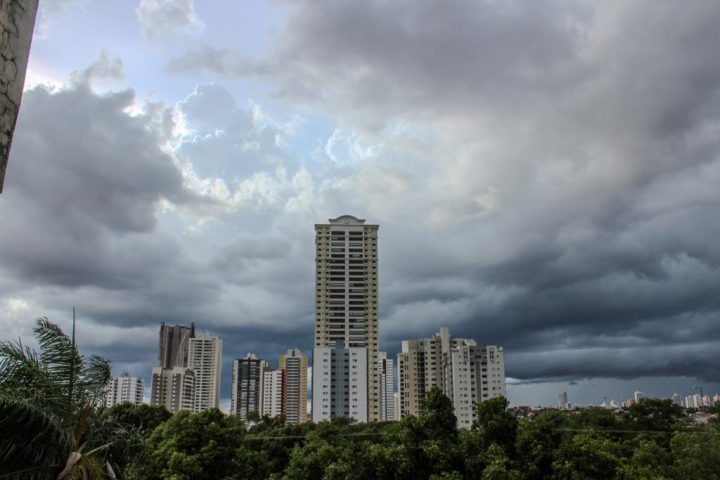 Céu nublado sobre prédios de Cuiabá
