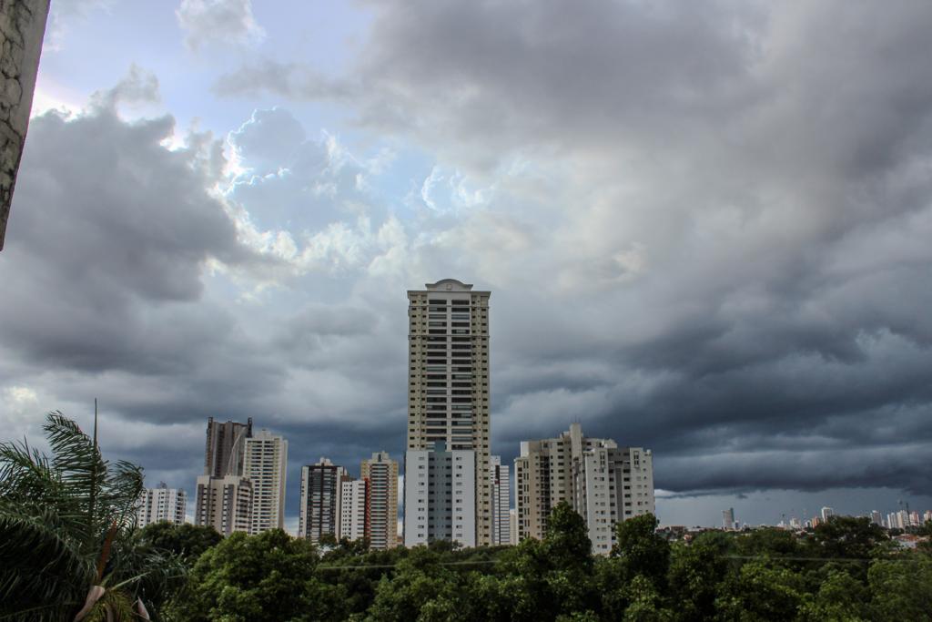 Céu nublado sobre prédios de Cuiabá