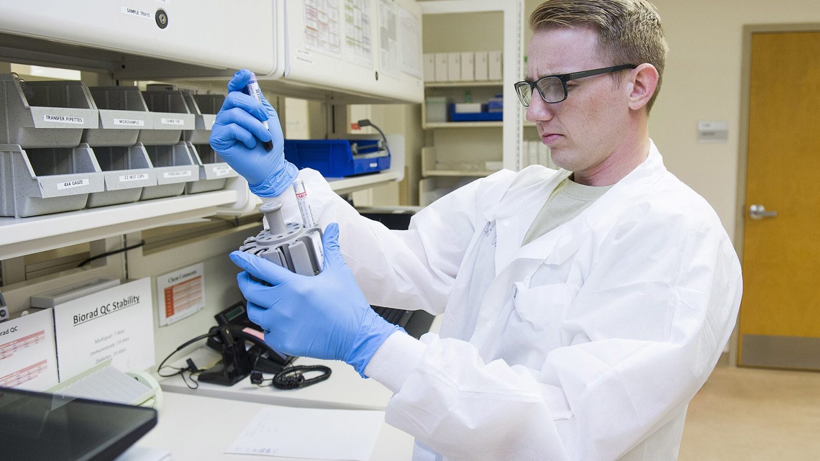 Profissional manipula amostras em laboratório