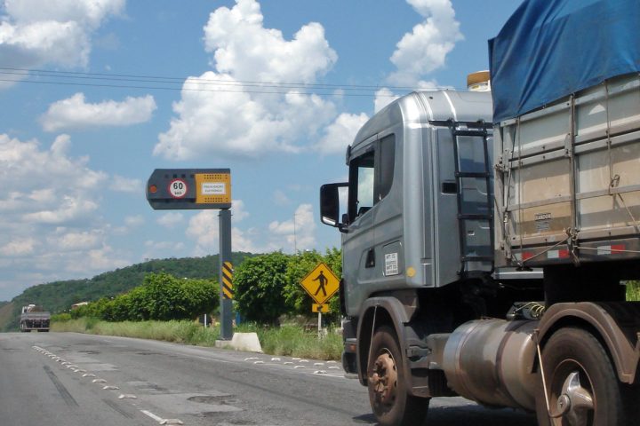 Equipamento de controle eletrônico de velocidade em via