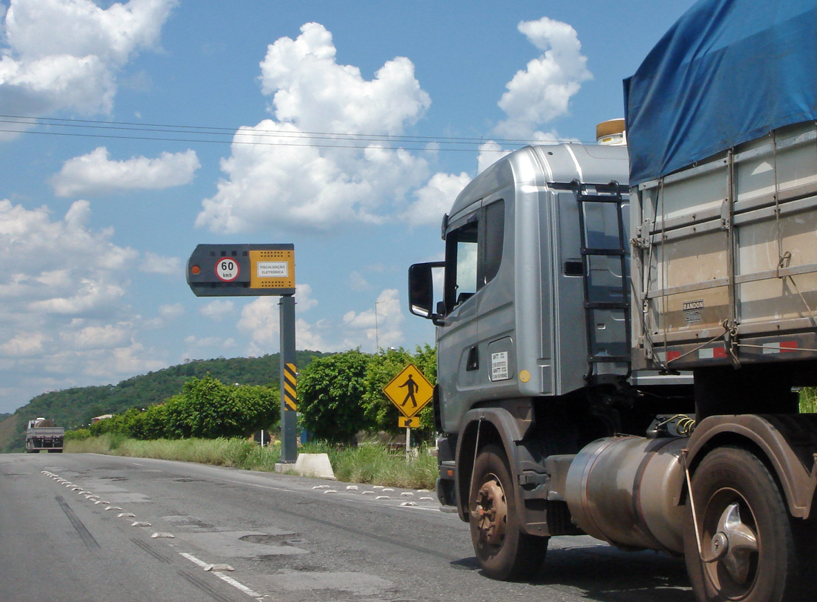 Equipamento de controle eletrônico de velocidade em via