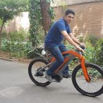 Homem conduz bicicleta elétrica