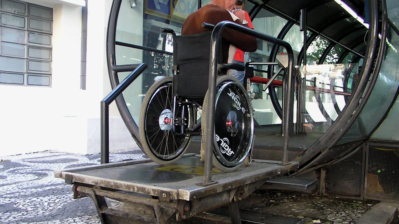 Cadeirante usa plataforma de acesso ao transporte coletivo