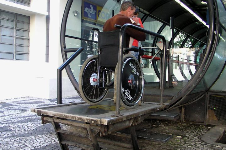 Cadeirante usa plataforma de acesso ao transporte coletivo
