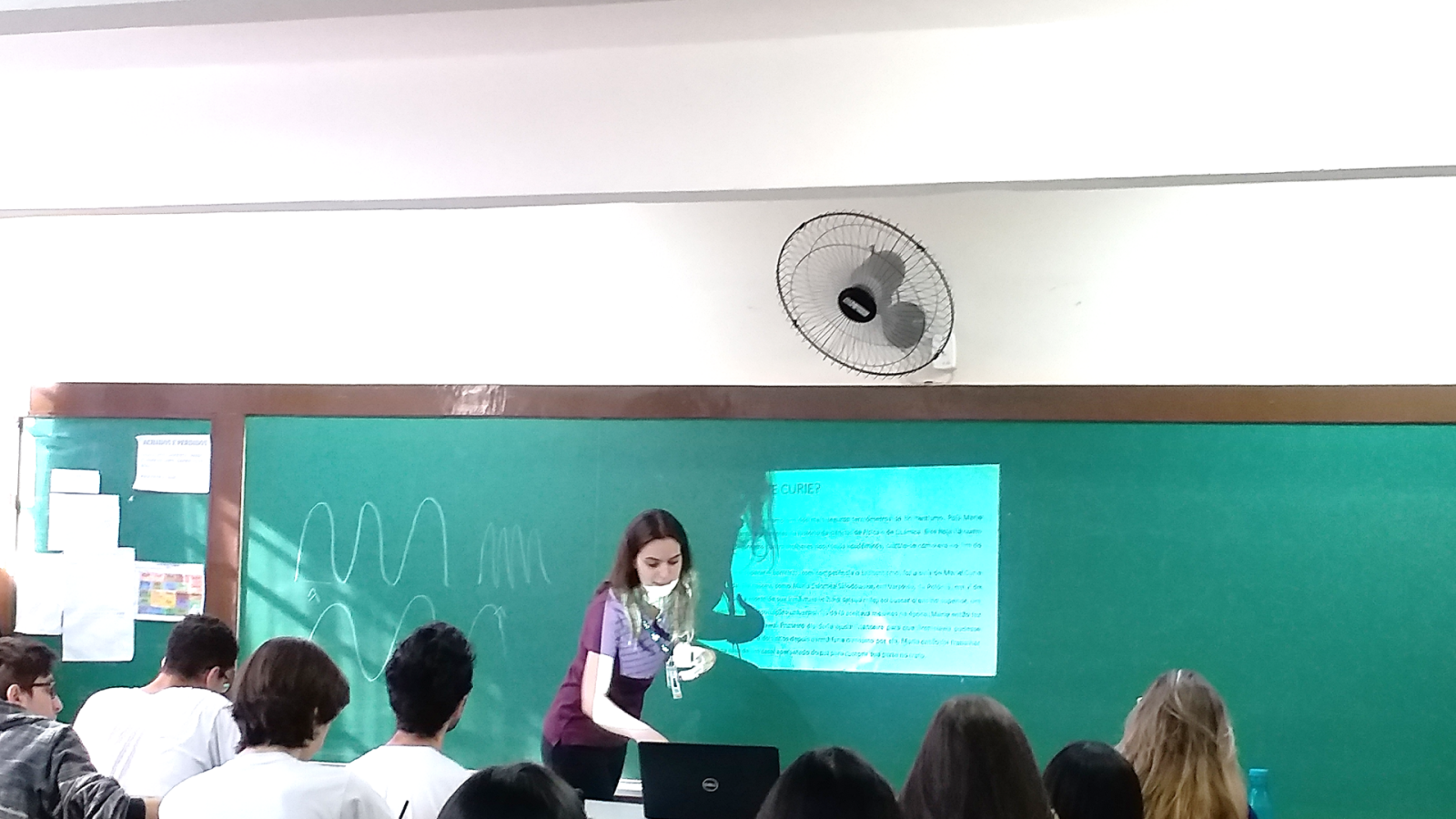 Professora em sala de aula