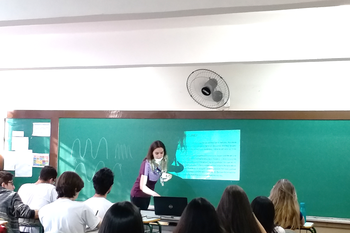 Professora em sala de aula
