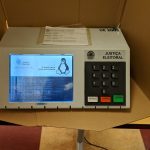 Urna eletrônica da Justiça Eleitoral sendo inicializada, ainda na caixa