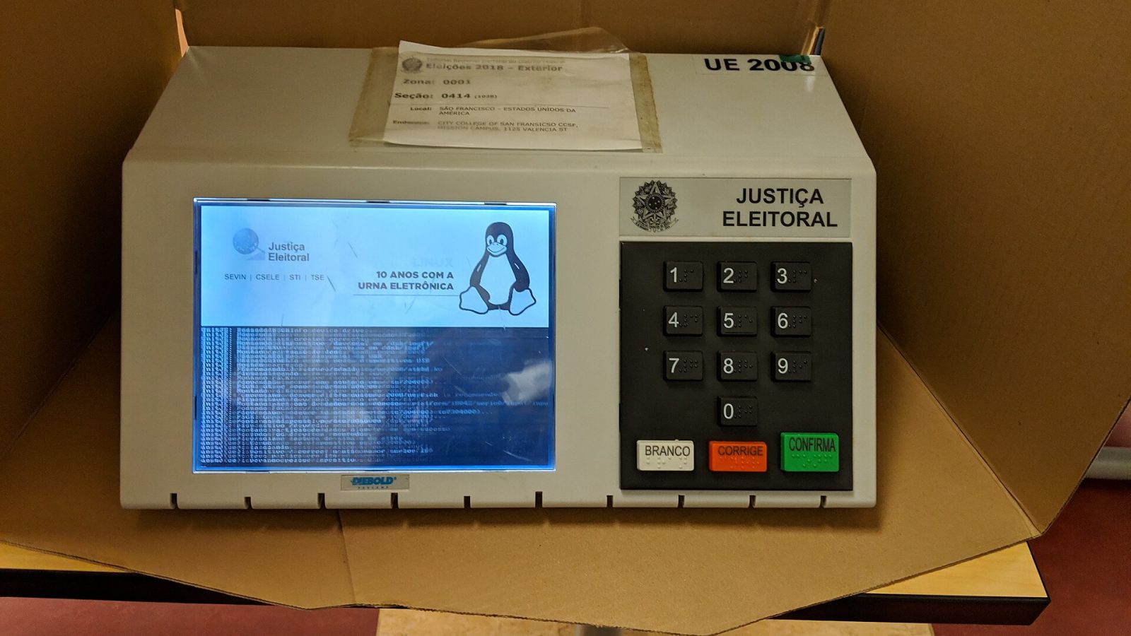 Urna eletrônica da Justiça Eleitoral sendo inicializada, ainda na caixa