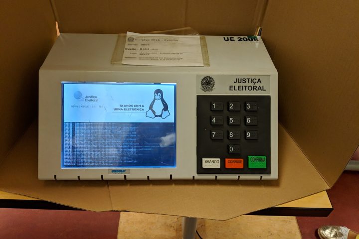 Urna eletrônica da Justiça Eleitoral sendo inicializada, ainda na caixa