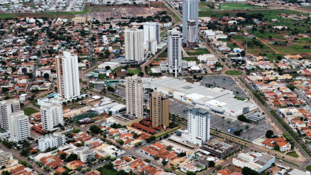 Vista aérea de Rondonópolis, com prédios e a área do Rondon Plaza Shopping