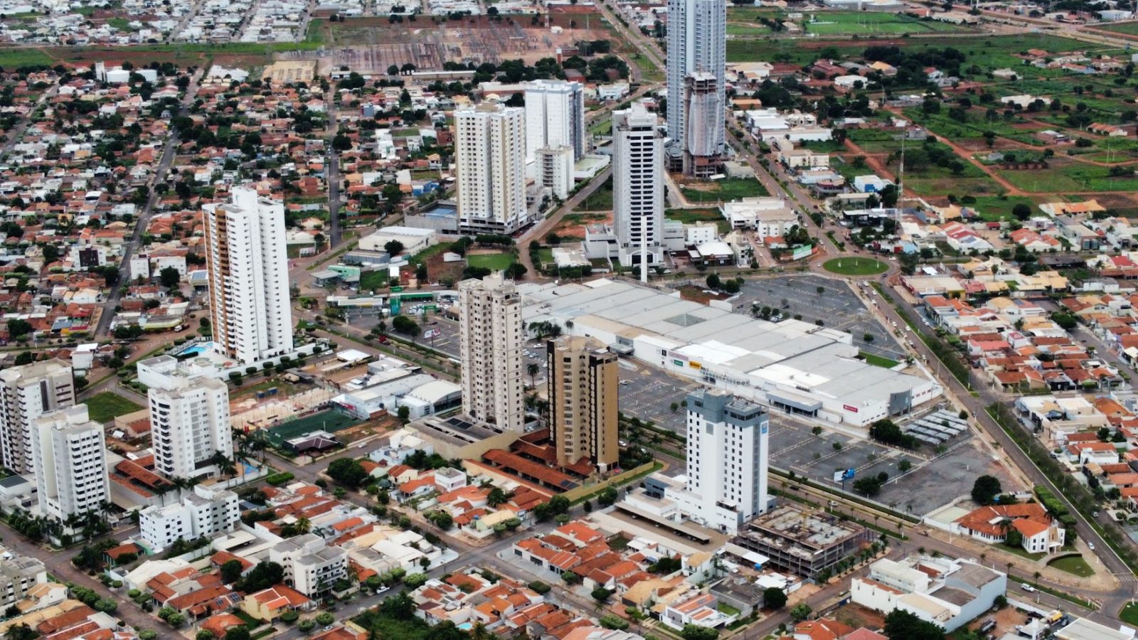 Vista aérea de Rondonópolis, com prédios e a área do Rondon Plaza Shopping