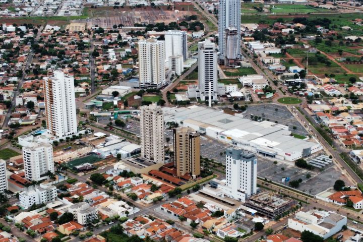 Vista aérea de Rondonópolis, com prédios e a área do Rondon Plaza Shopping