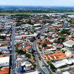 Vista aérea de Várzea Grande, com casas, prédios e avenidas