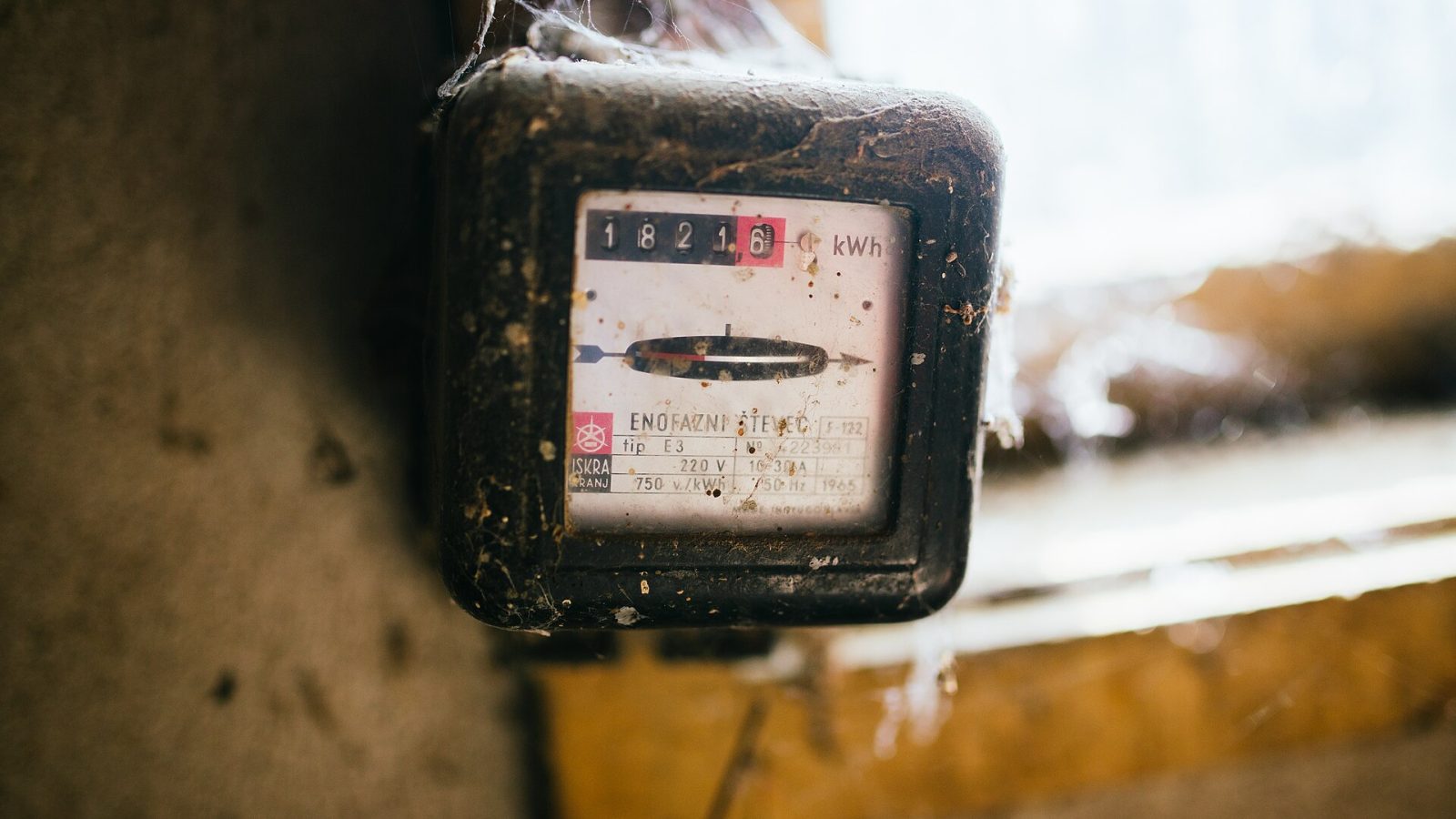 Medidor de energia elétrica analógico, com visor numérico, fixado em parede