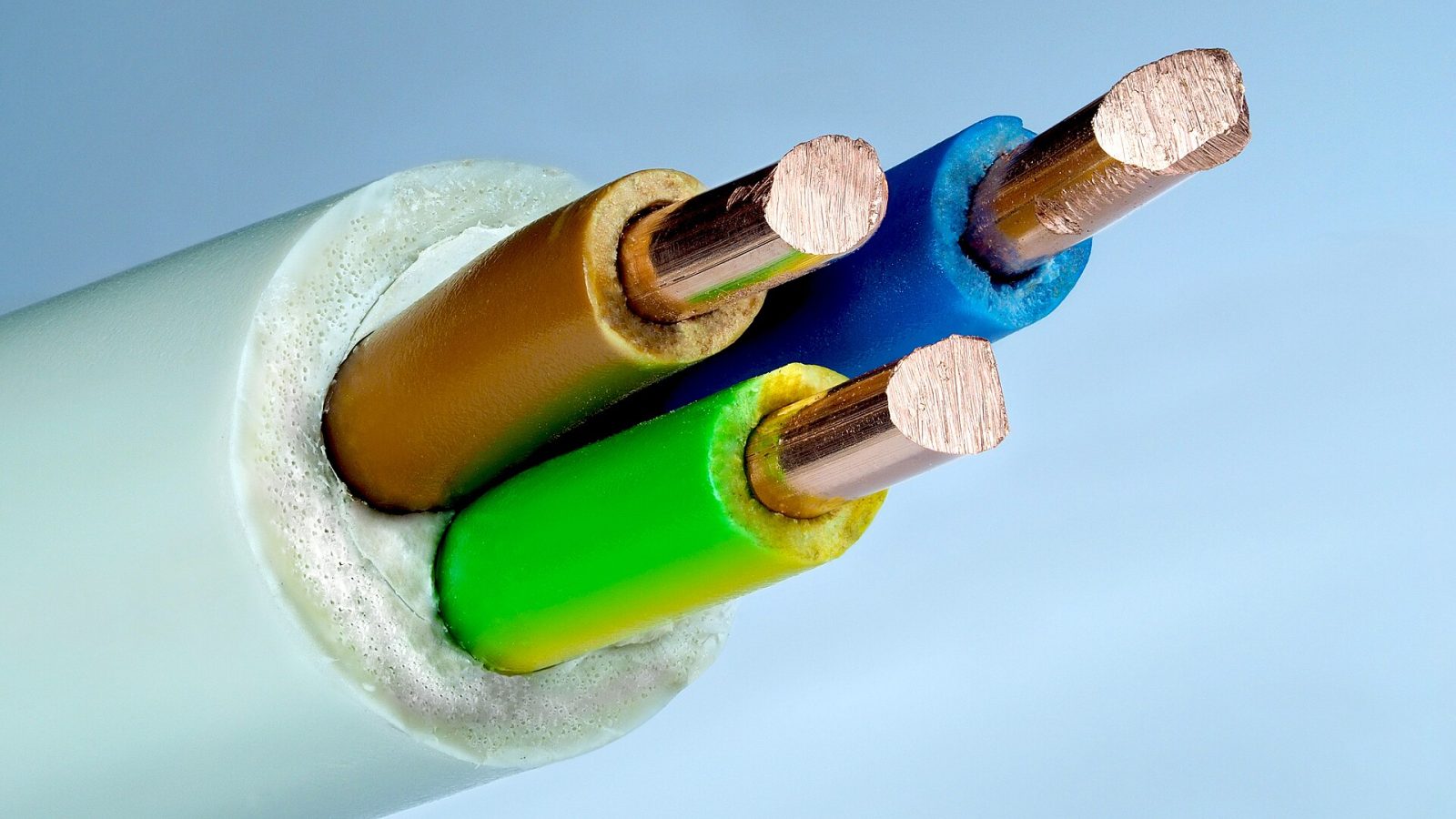 Ponta de cabo elétrico com três fios de cobre de 2,5 mm² desencapados