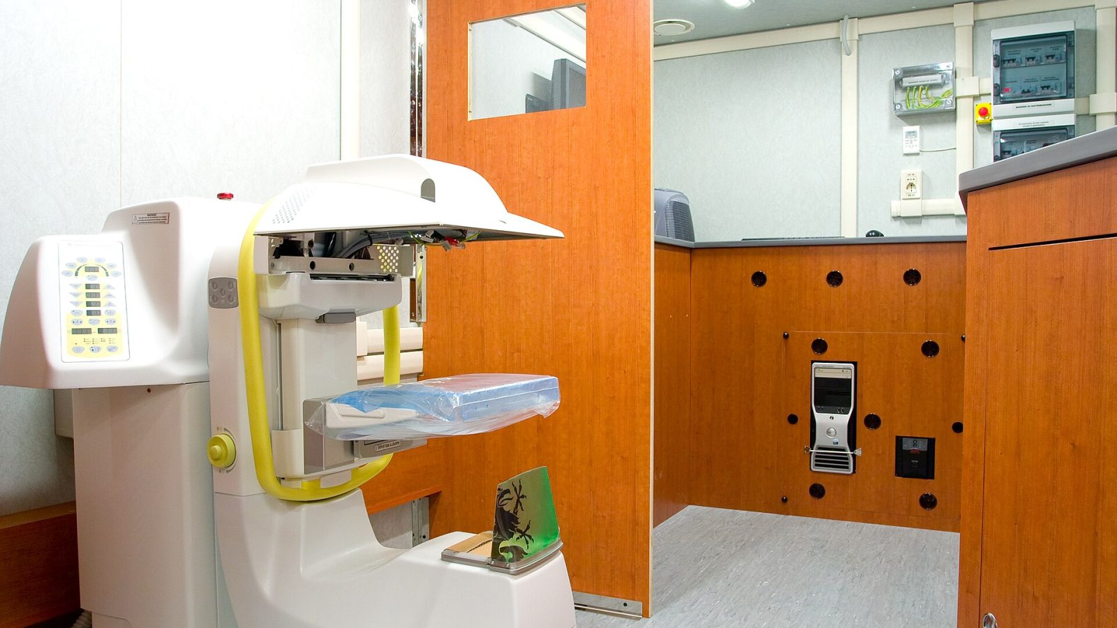 Mamógrafo instalado no interior de uma unidade móvel de mamografia