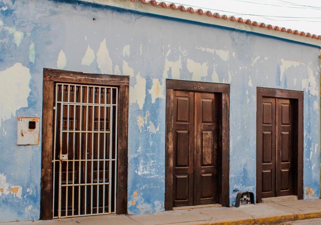 Fachada de casarão antigo com portas de madeira no Centro Histórico de Cuiabá