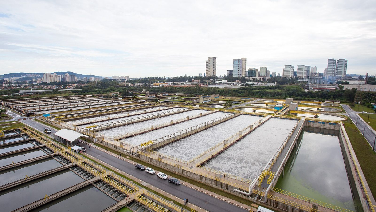 Vista aérea dos tanques da Estação de Tratamento de Esgotos de Barueri, em São Paulo
