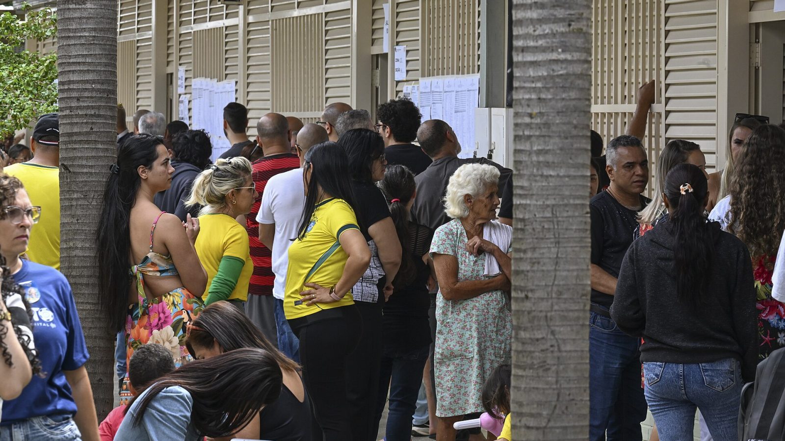 Eleitores aguardam em fila em local de votação no primeiro turno de 2026