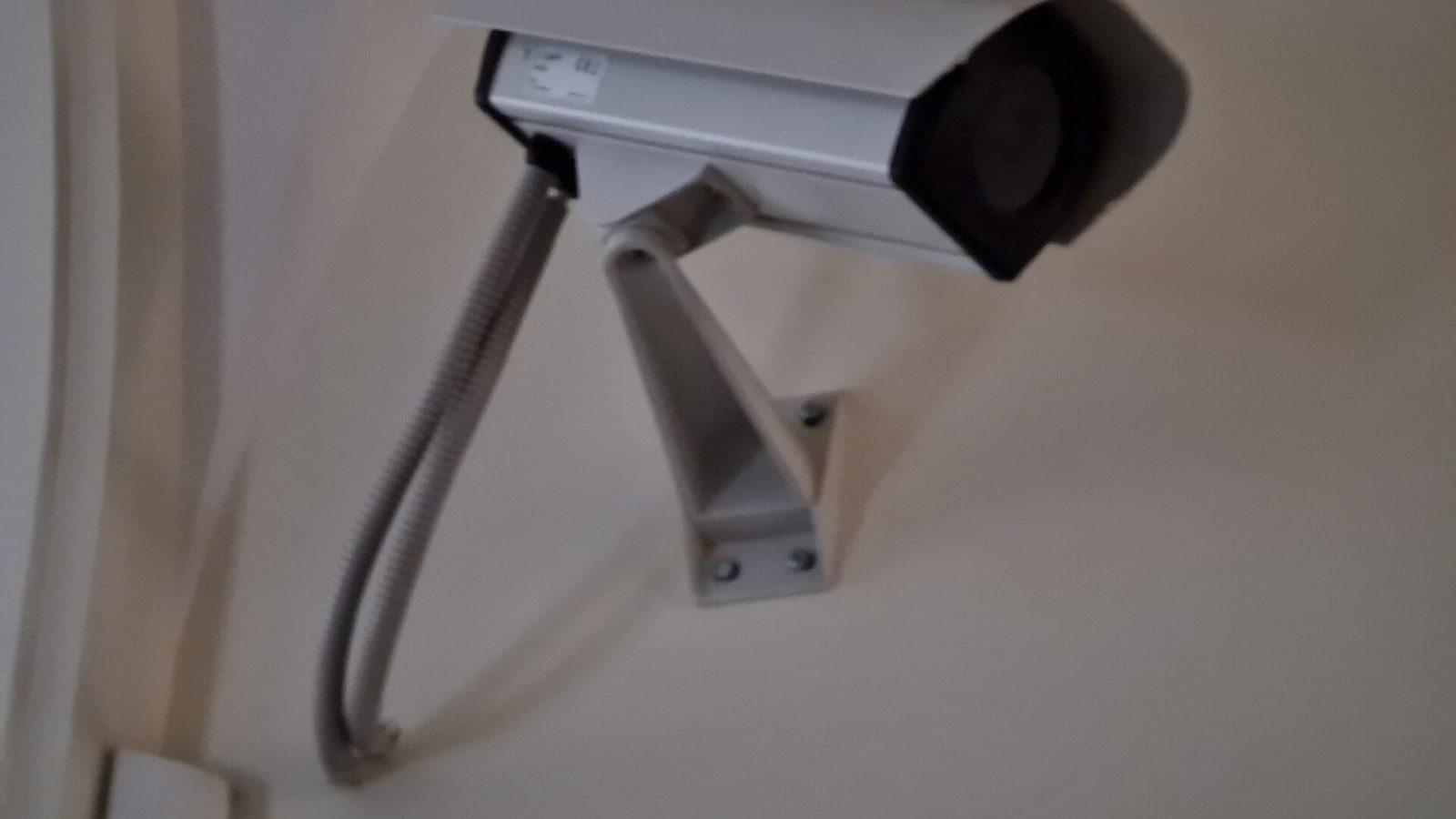 Câmera de segurança de videomonitoramento fixada em parede