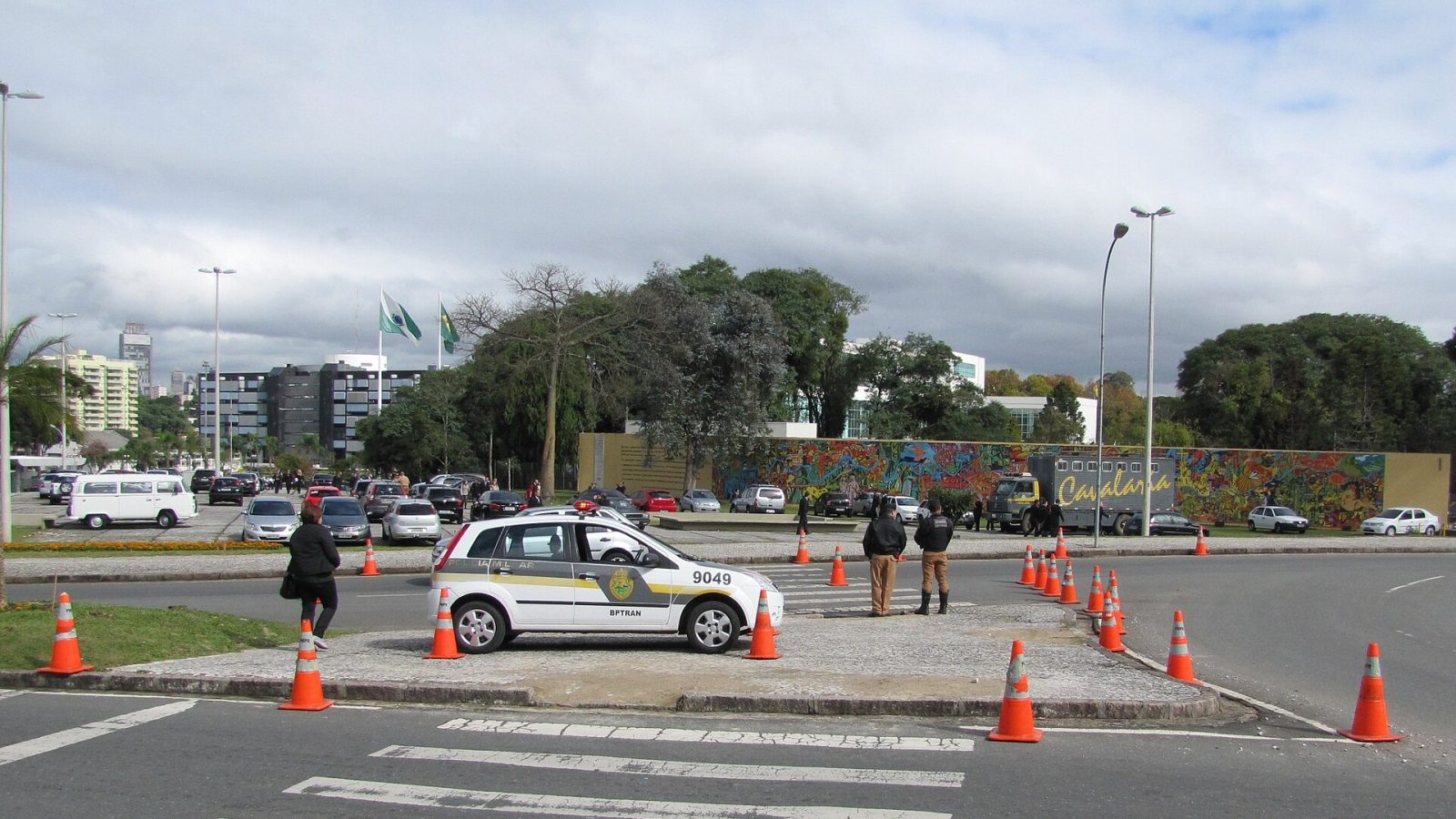 Cones de sinalização e viatura da guarda municipal em cruzamento